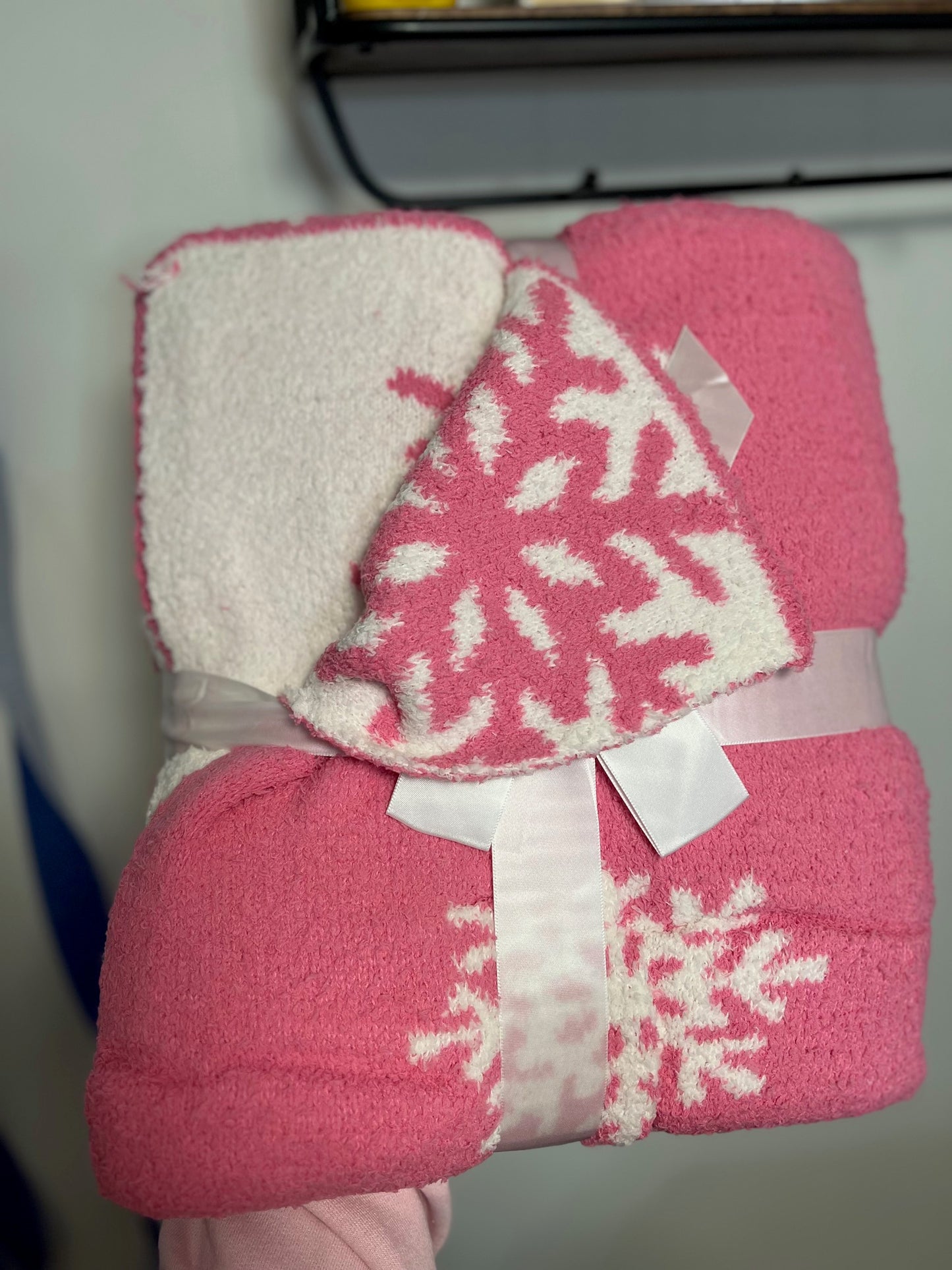 SNOWFLAKE BLANKET - PINK, WHITE AND BLACK